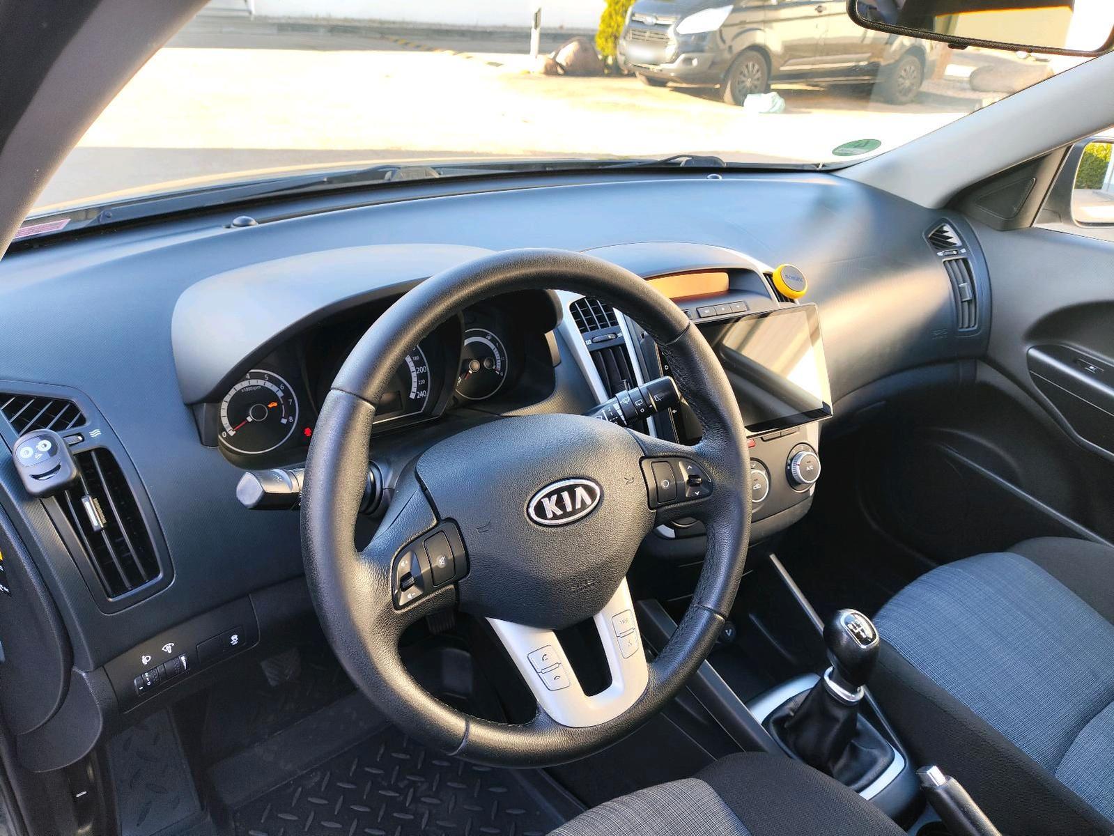Kia cee'd 2011 — photo 8
