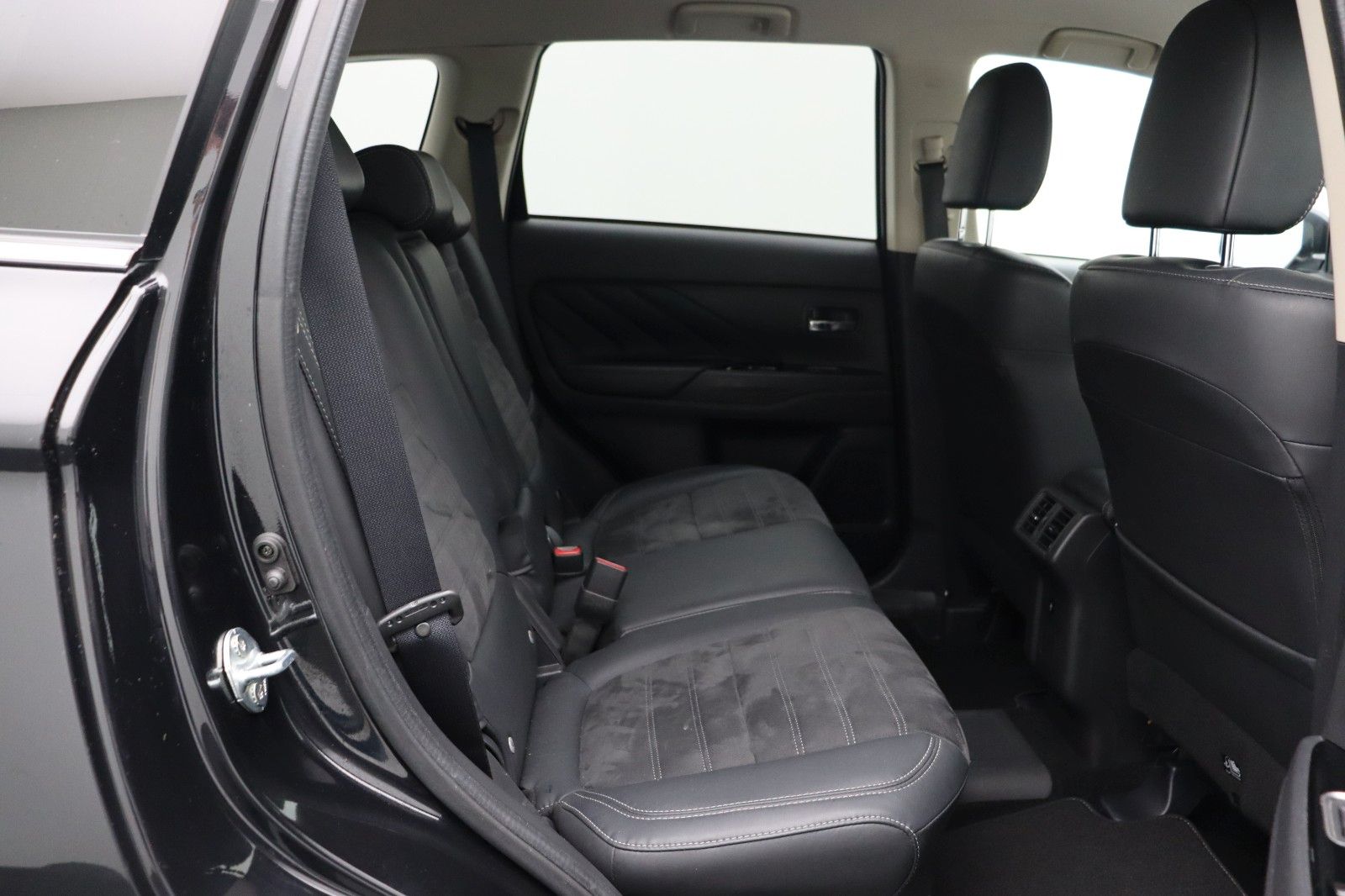 Fahrzeugabbildung Mitsubishi Outlander PHEV 2.4 Basis 4WD