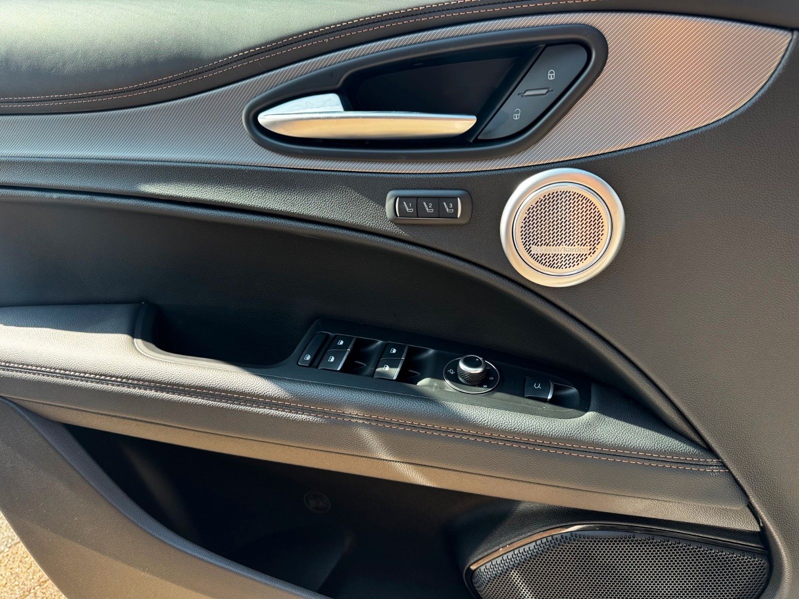 Fahrzeugabbildung Alfa Romeo Stelvio 2.0 Intensa Allrad 280PS Glasdach Navi