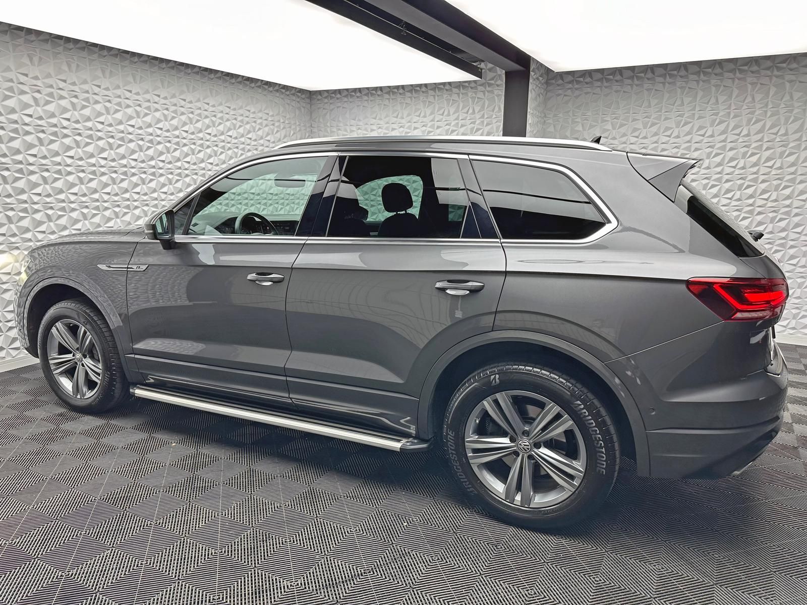 Fahrzeugabbildung Volkswagen TOUAREG 3.0 TDI R-LINE/4MOT/LUFT/STDHZ/PANO/AHK
