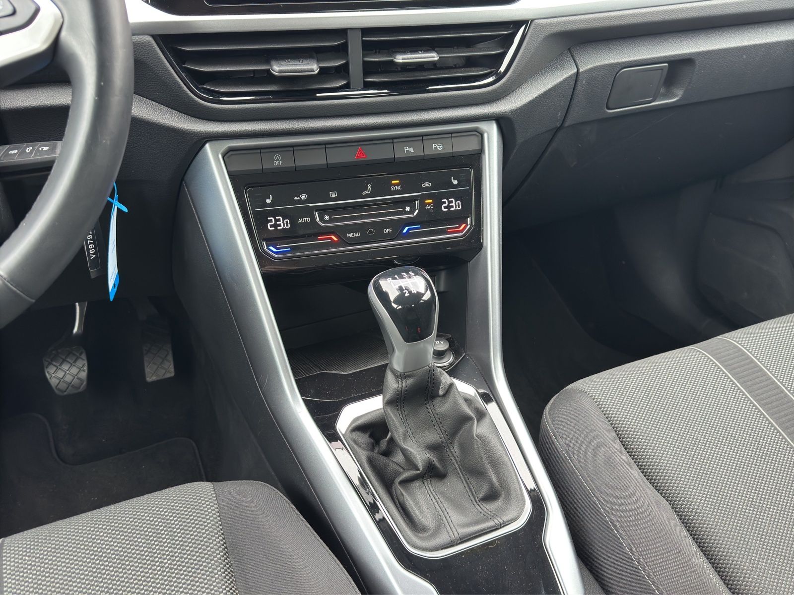 Fahrzeugabbildung Volkswagen T-Roc TSI Life LED NAVI RFK PDC SHZ LM