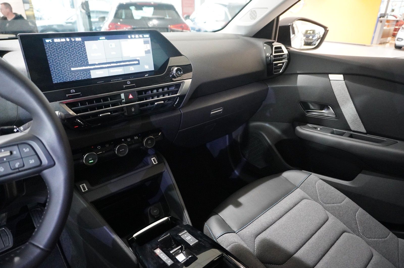 Fahrzeugabbildung Citroën C4 Lim. 1.2T PLUS NAVI/LED/KAMERA/SPORT /VIR/DAB