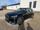 BMW iX1 xDrive30 - - schwarze BMW iX1