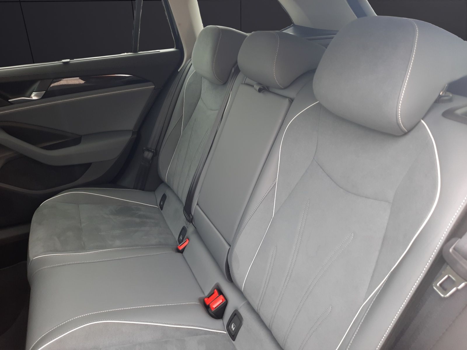 Fahrzeugabbildung Volkswagen Passat Variant eTSI Business DSG LED AHK Navi AI