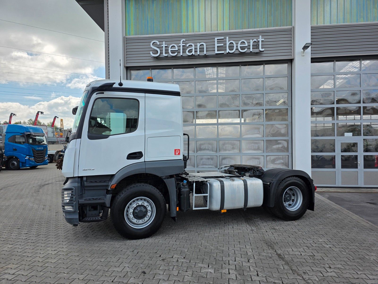 Fahrzeugabbildung Mercedes-Benz Actros 1843 LS 4x4 HAD Kipphydraulik 4 STÜCK