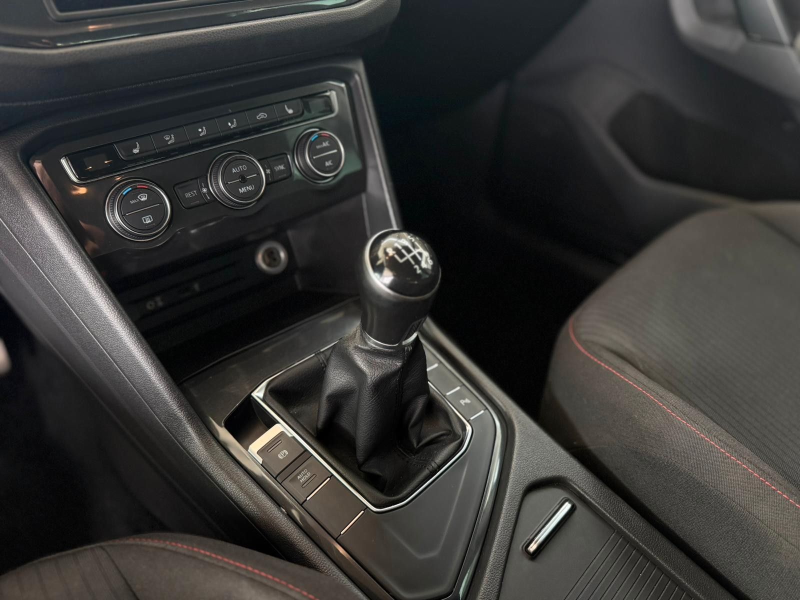 Fahrzeugabbildung Volkswagen Tiguan 2.0TDI Sound SITZHZG ACC NAVI AHK 8xALU