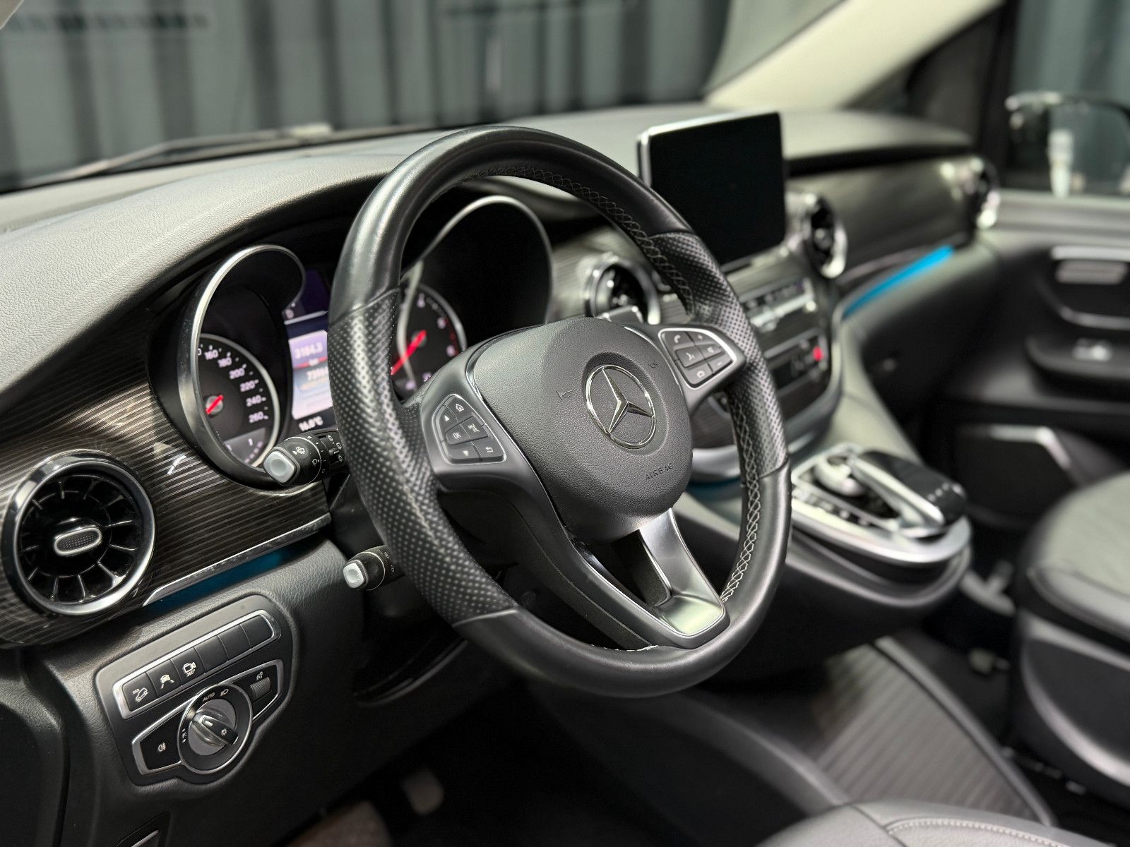 Fahrzeugabbildung Mercedes-Benz V300 d AVANTGARDE EDITION 4MATIC lang|BURMESTER|