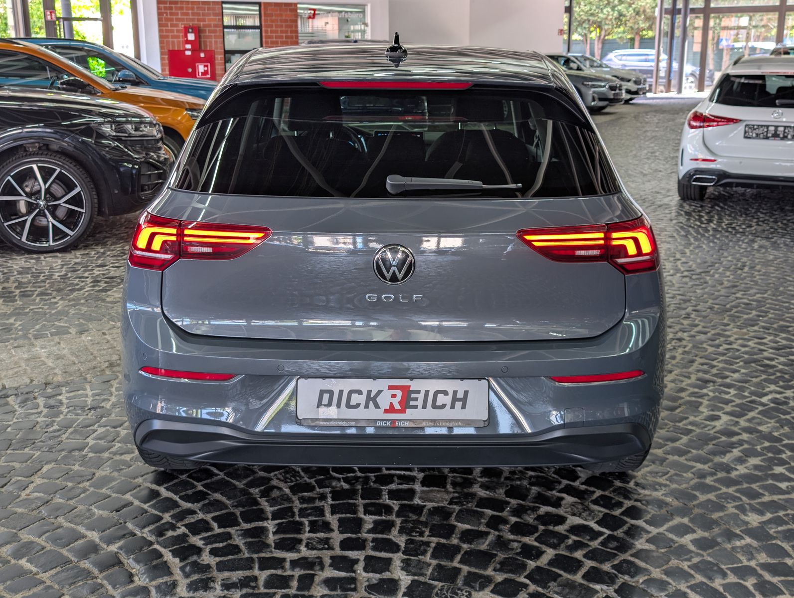Fahrzeugabbildung Volkswagen Golf 1.5 TSI Life ACC LED SHZ VIRT AMBI APP BHL