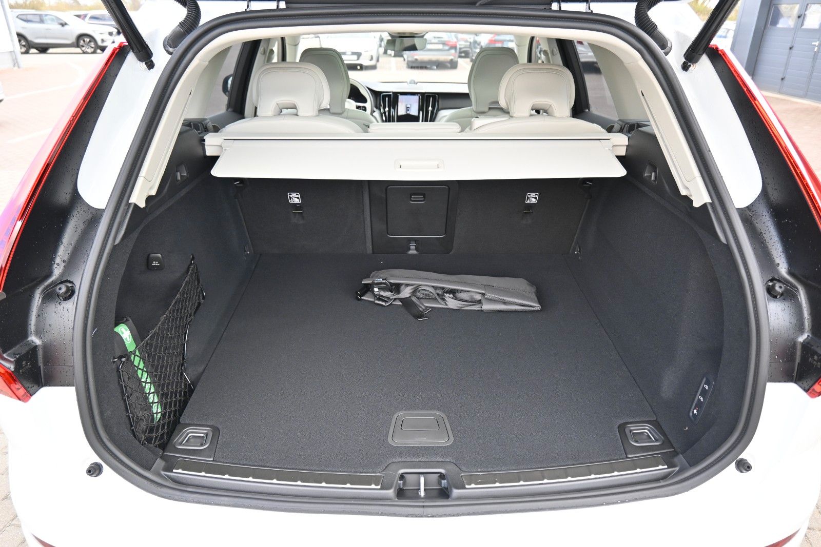 Fahrzeugabbildung Volvo XC60 B5 AWD Ultra Dark*LUFT*360°*ACC*B&W*AHK