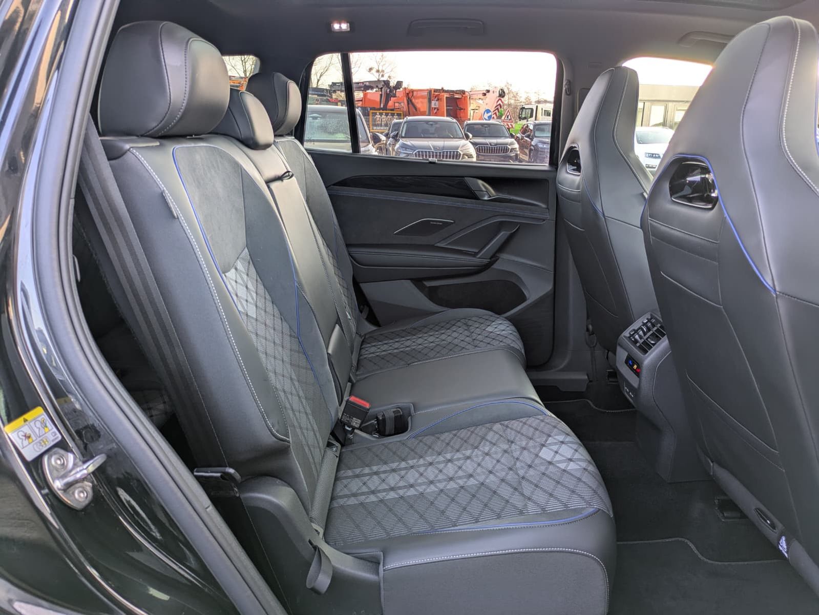 Fahrzeugabbildung Volkswagen Tayron 2.0 TDI 4M R-Line 7S*IQ-L.*PANO*HUD*AHK