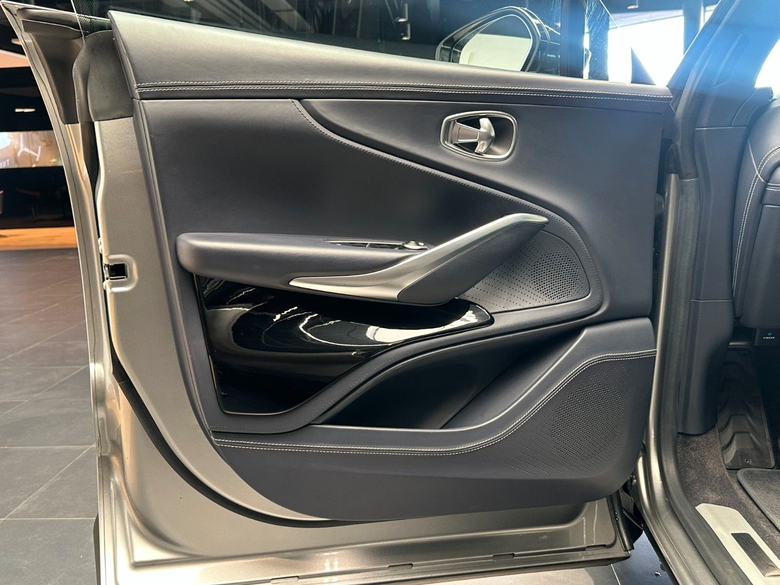 Aston Martin DBX707-Aluminite Silver-Standheizung-Leder foto 18