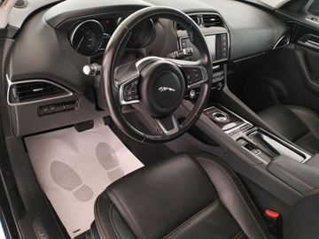 Jaguar F-Pace - 8