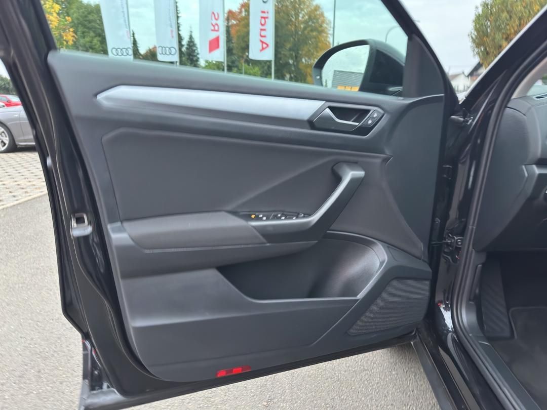 Fahrzeugabbildung Volkswagen T-ROC Life Life,GJR,Climatronic,App Connect,Navi