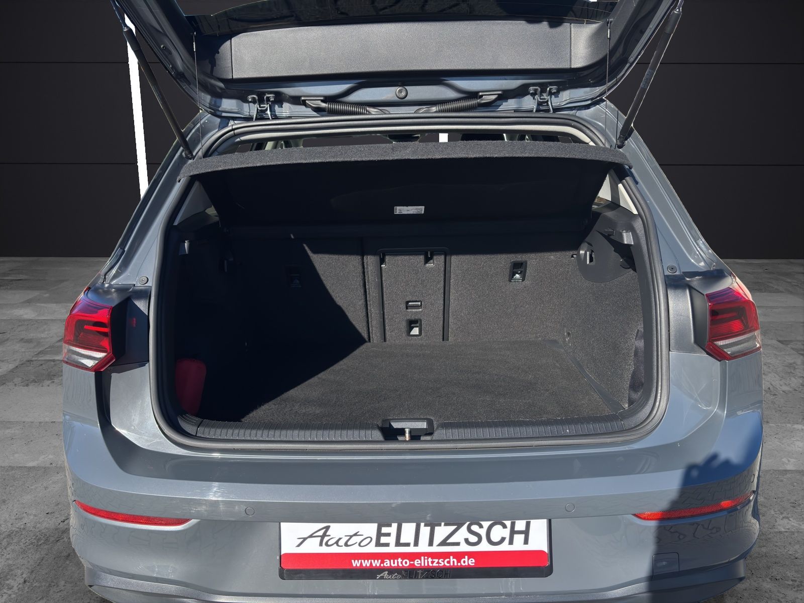 Fahrzeugabbildung Volkswagen Golf VIII TSI Life LED Navi AID ACC PDC SH LM