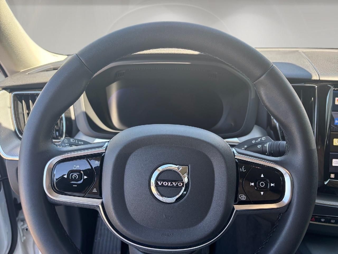 Fahrzeugabbildung Volvo XC60 B4 Benzin Plus Dark 2WD