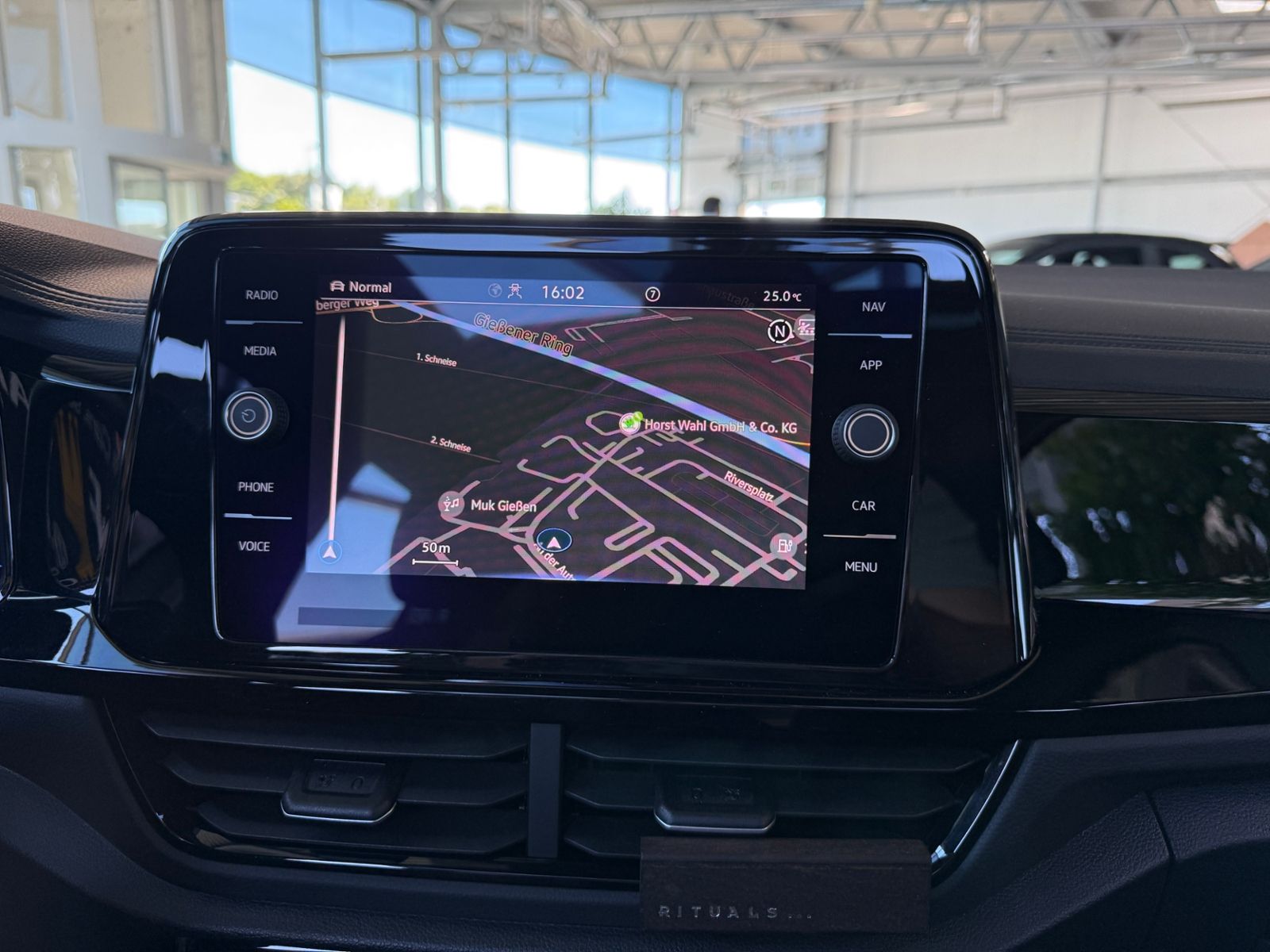 Fahrzeugabbildung Volkswagen T-Roc R-Line 1.5 l TSI  PANO ACC LED NAVI