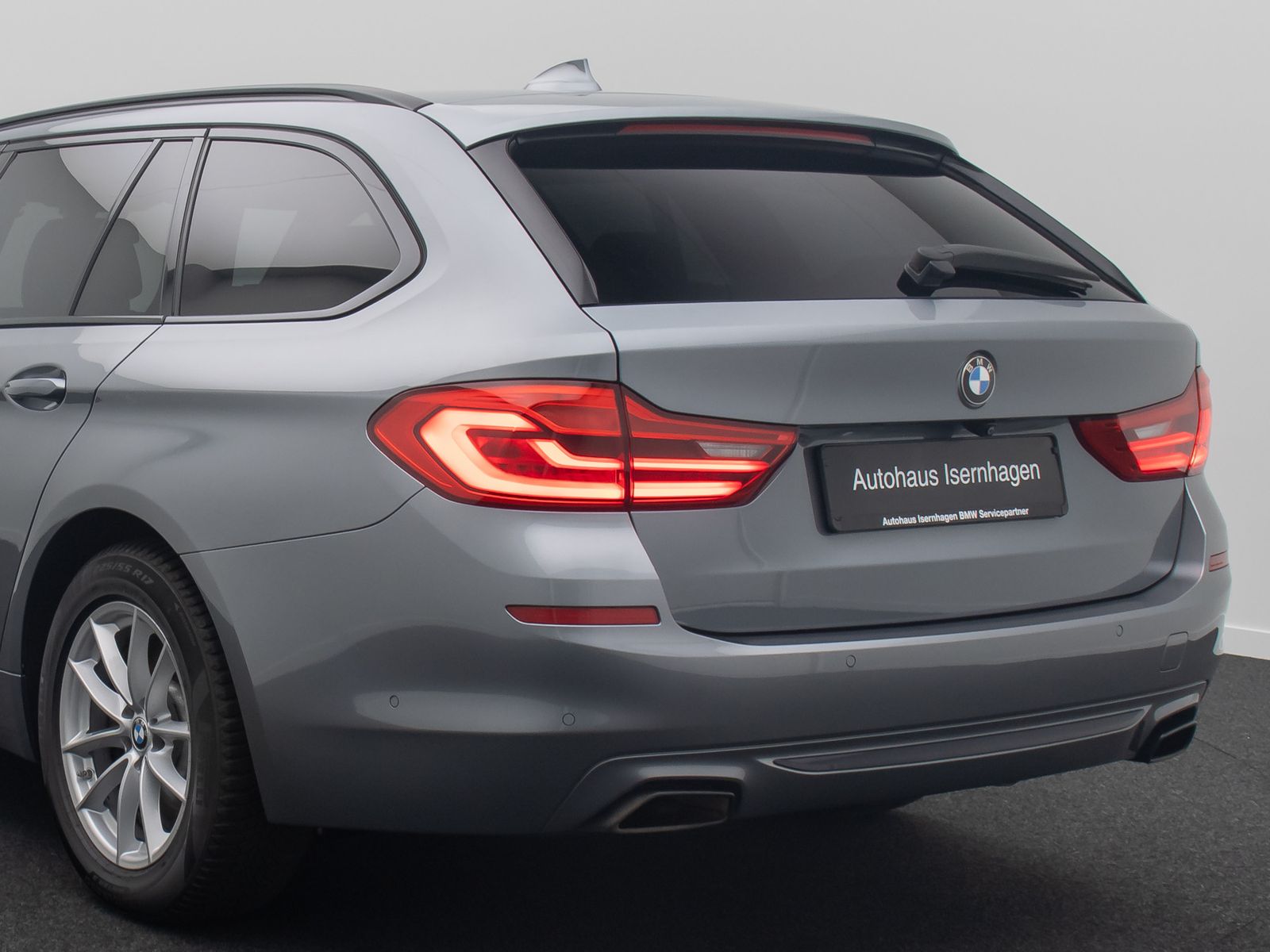 Fahrzeugabbildung BMW 540d xD SportLine 360&deg;HUD AHK DispKey SoftCl H/K