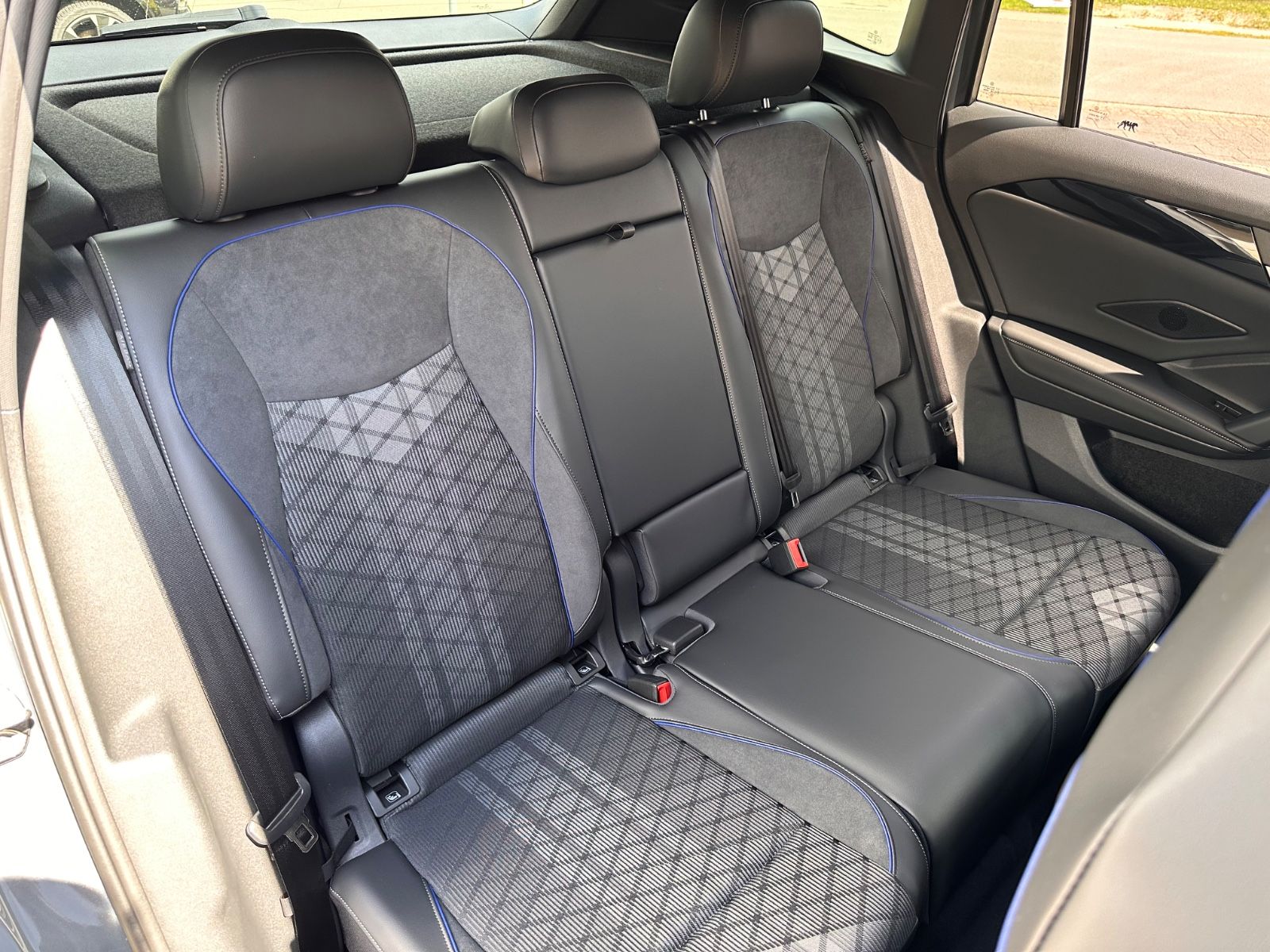 Fahrzeugabbildung Volkswagen Tiguan 1.5 eTSI R-Line DSG AHK/Navi/APP/LED/SHZG