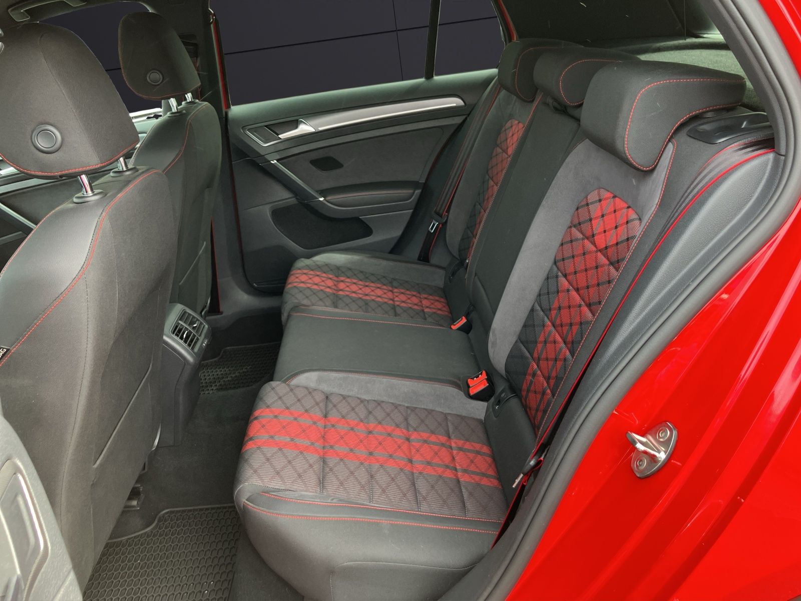 Fahrzeugabbildung Volkswagen Golf VII GTI TCR Start-Stopp DSG LED Navi Pano A