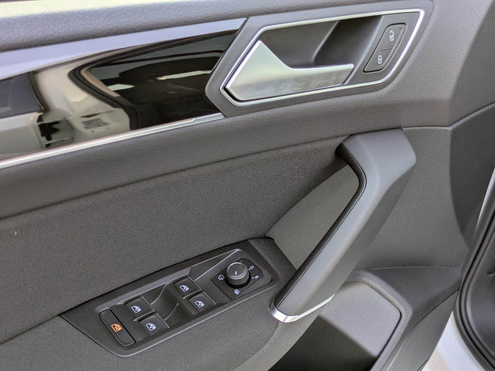 Fahrzeugabbildung Volkswagen Touran 2.0 DSG R-Line High BLACK Pano*7Si*IQ*AHK