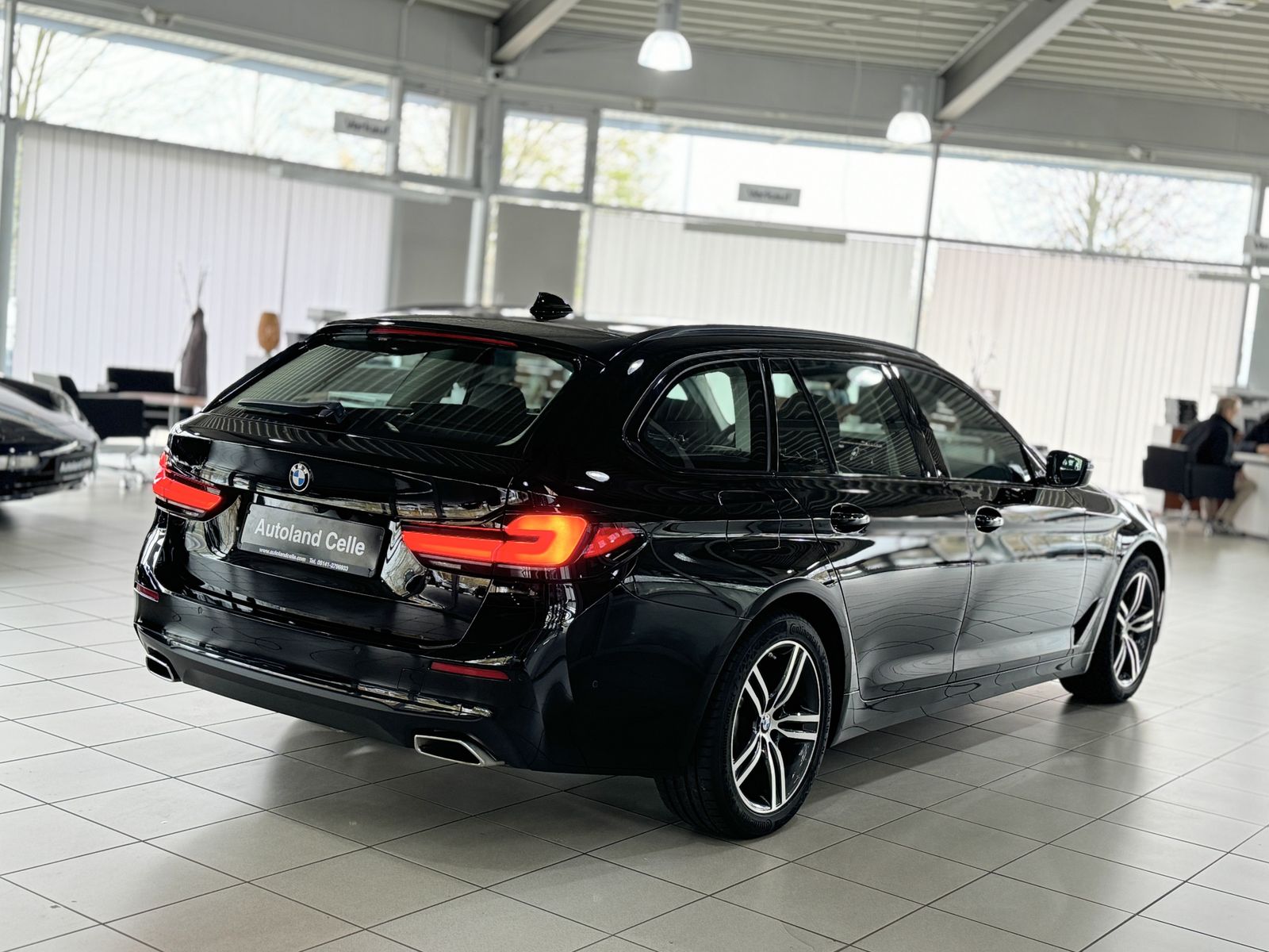 Fahrzeugabbildung BMW 520d Panorama Kamera DAB HiFi DisplKey AHK Sport