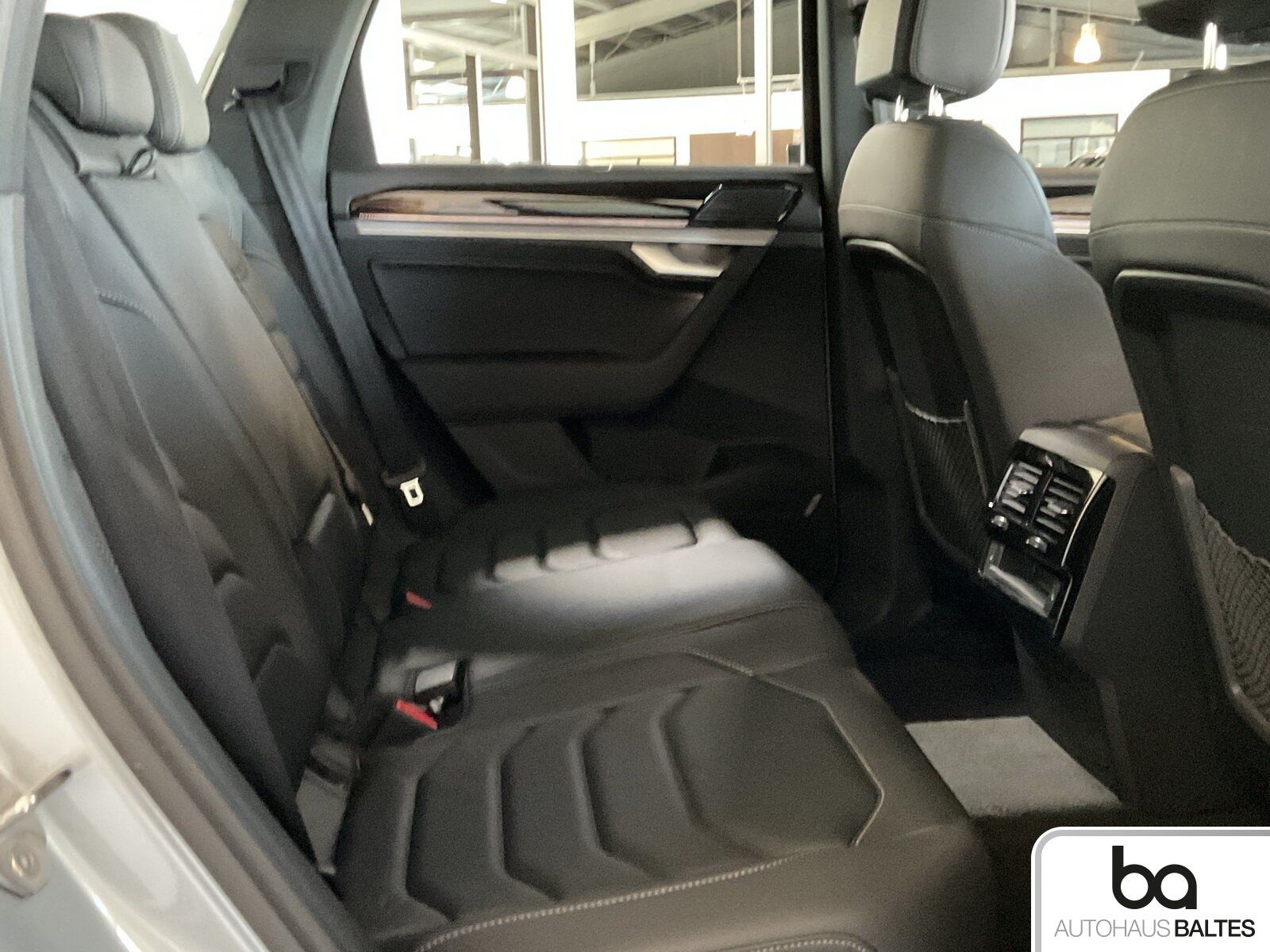Volkswagen Touareg 3.0 V6 TDI R-Line 4Motion 360° ACC Pano foto 8