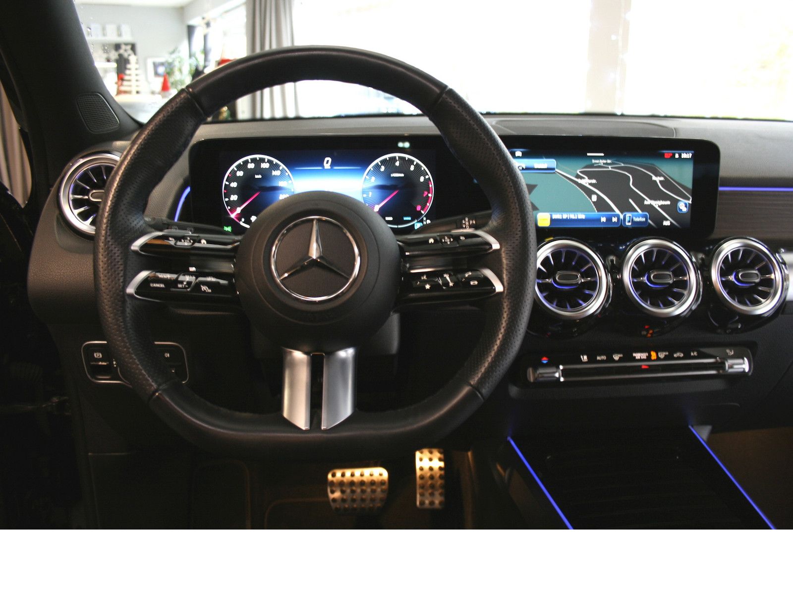 Fahrzeugabbildung Mercedes-Benz GLB 180 AMG Line Plus *Panorama-Dach*Totwinkel*