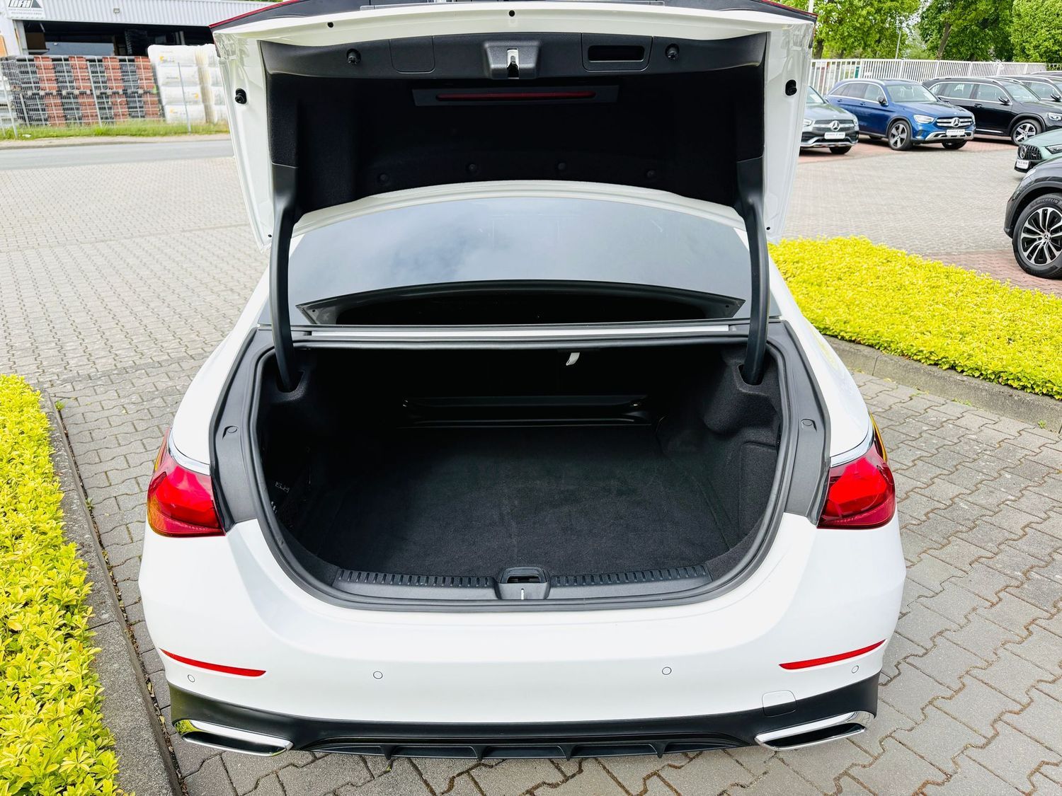 Fahrzeugabbildung Mercedes-Benz E 220 d AMG & NIGHT Paket, Distronic, Totw, LED,