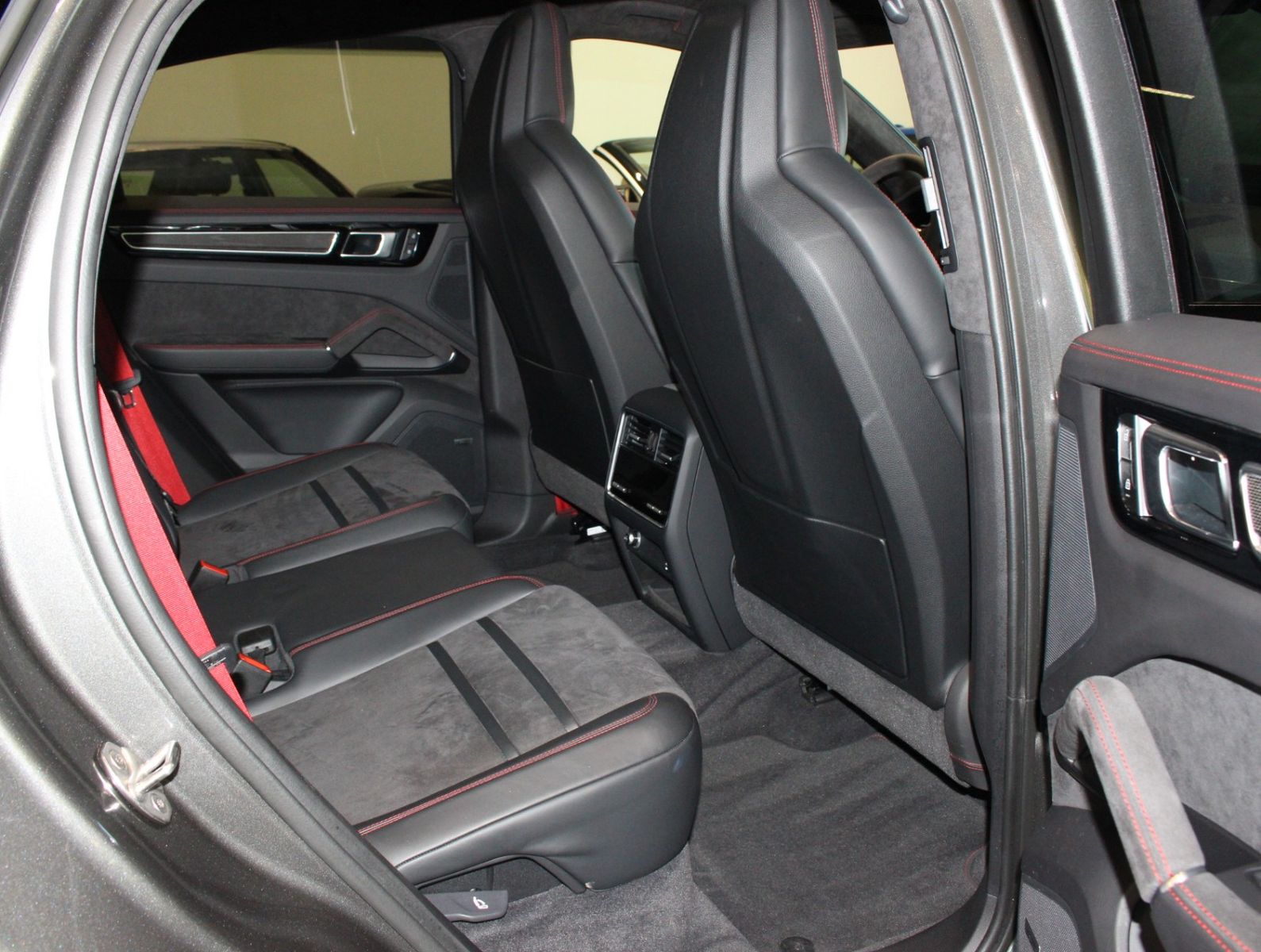 Fahrzeugabbildung Porsche Cayenne GTS Sport Chrono+Sport Design+HUD+ACC