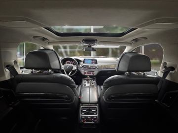 BMW 750 - 12