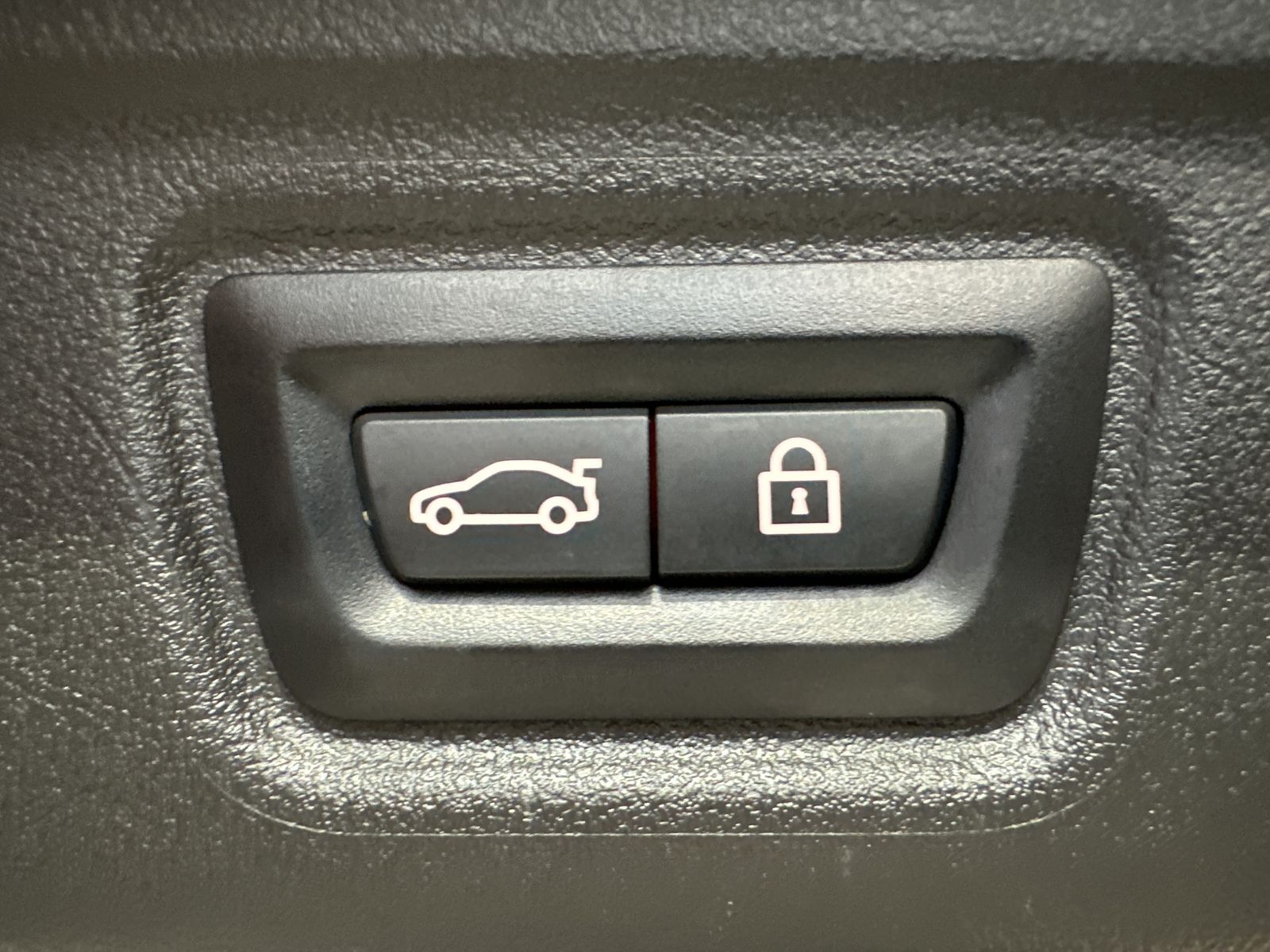 Fahrzeugabbildung BMW 330e Touring xDrive M-Sport NAV+LED+ACC+KAM+H&K