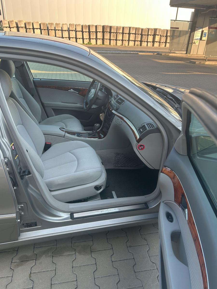 Mercedes-Benz E220CDI-Elegance-Aut-PDC-VornHinten-Klimaaut-Alu