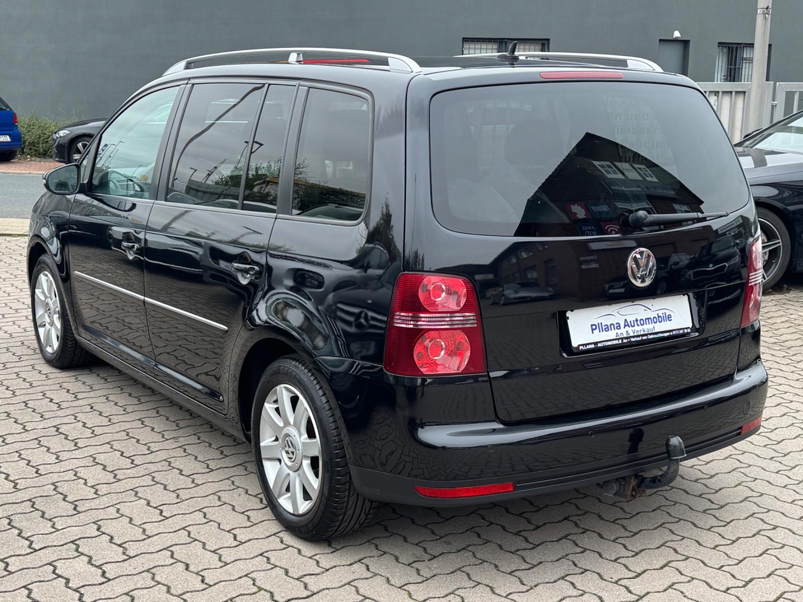 Volkswagen Touran 2009 — interior