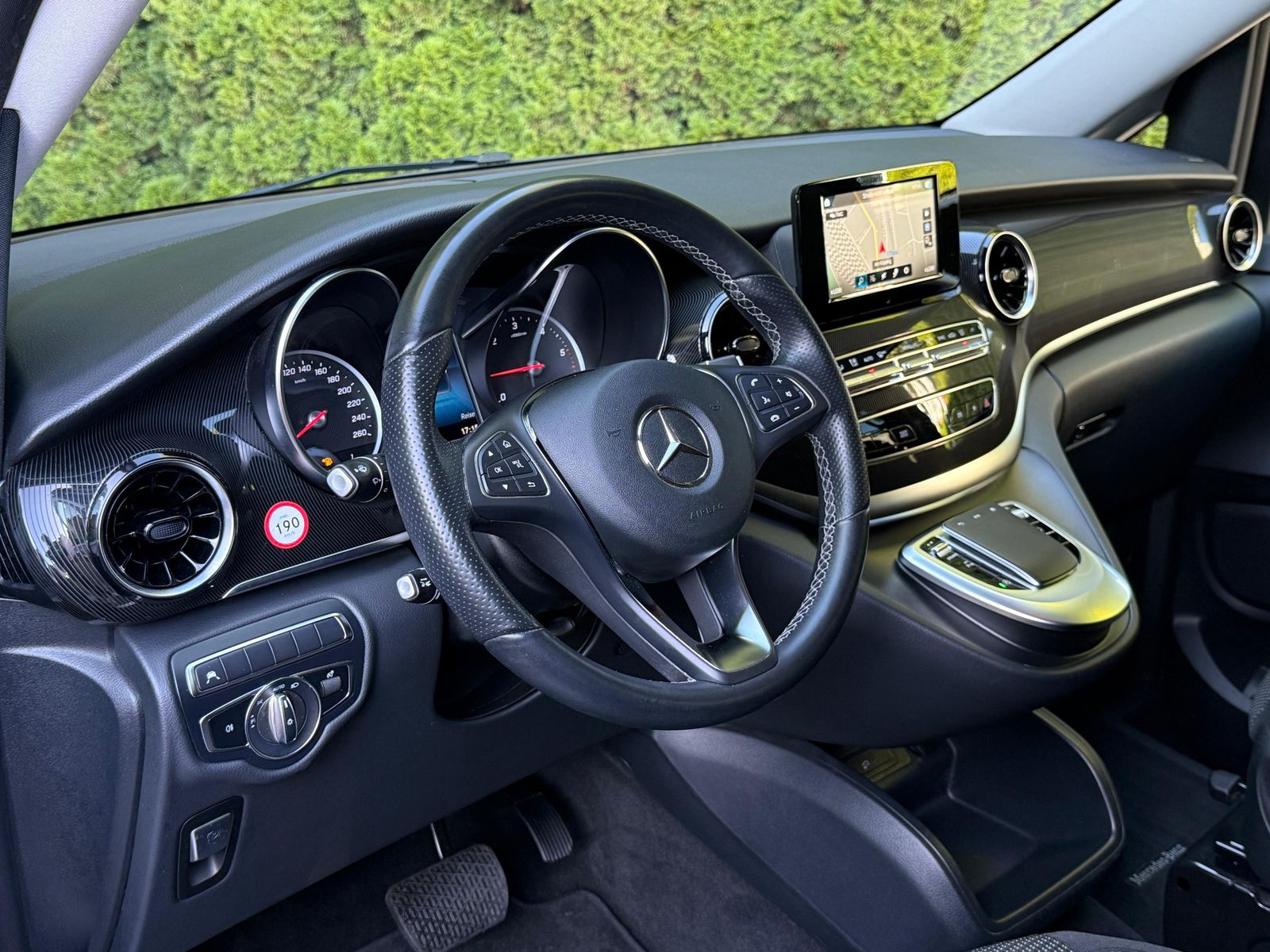 Vehicle illustration Mercedes-Benz V 220 d 9G Long LED+MBUX+DISTR+KAM+SHZ+PARK+7Si