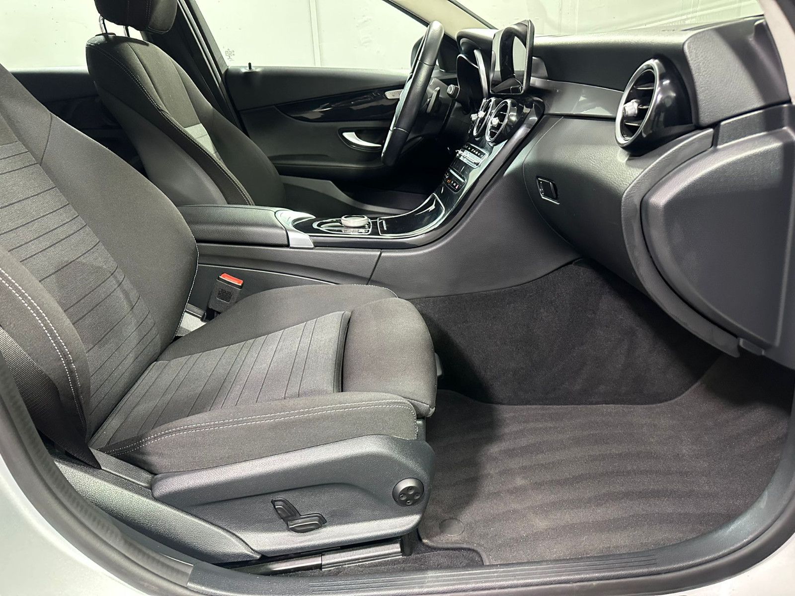 Fahrzeugabbildung Mercedes-Benz C 200 d T*DISTRO*AHK*SPUR*CARPLAY*SH*NAVI*