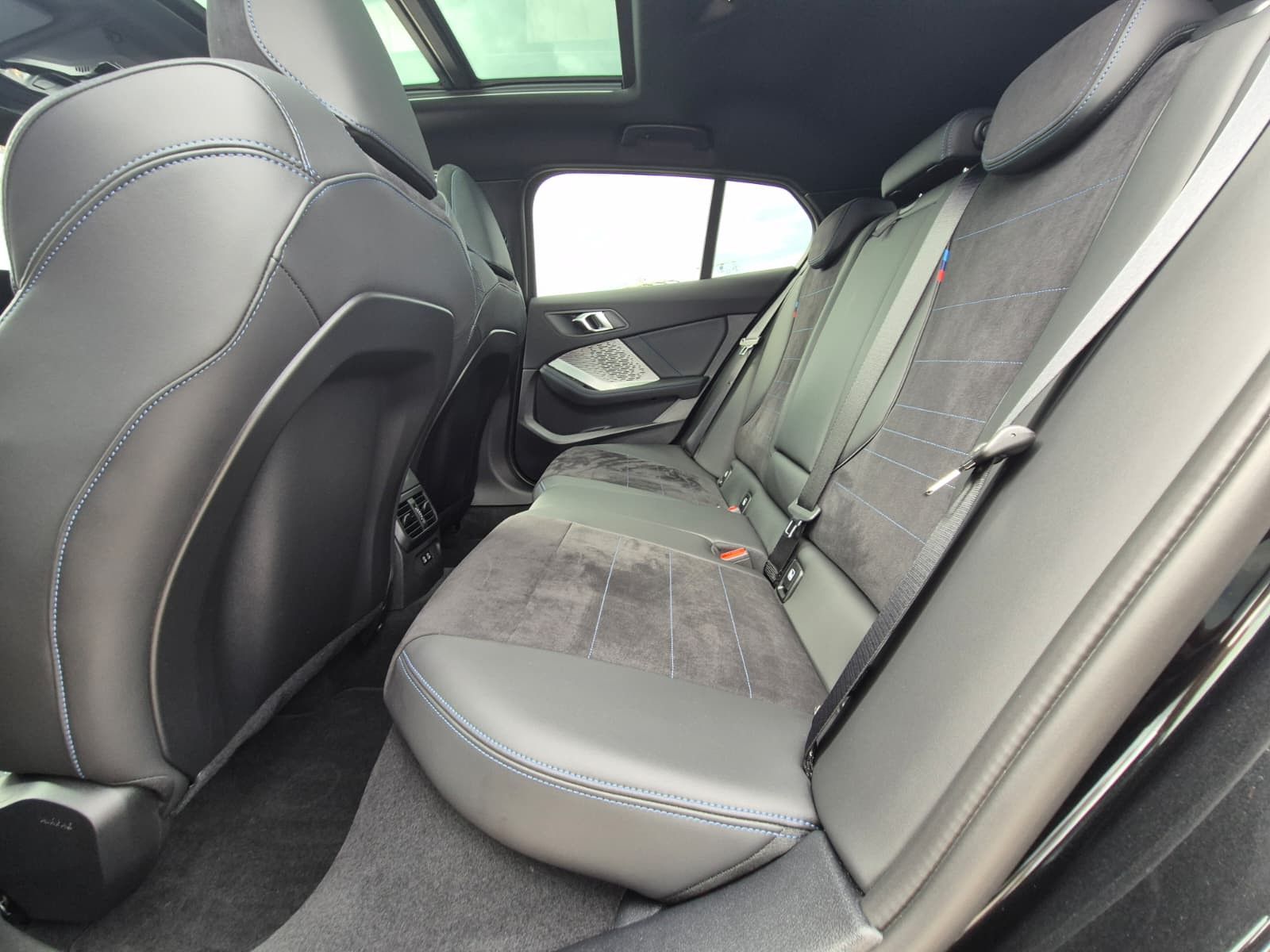 Fahrzeugabbildung BMW 120 i M Sport Adaptiv LED*PANO*AHK*M Alcantara