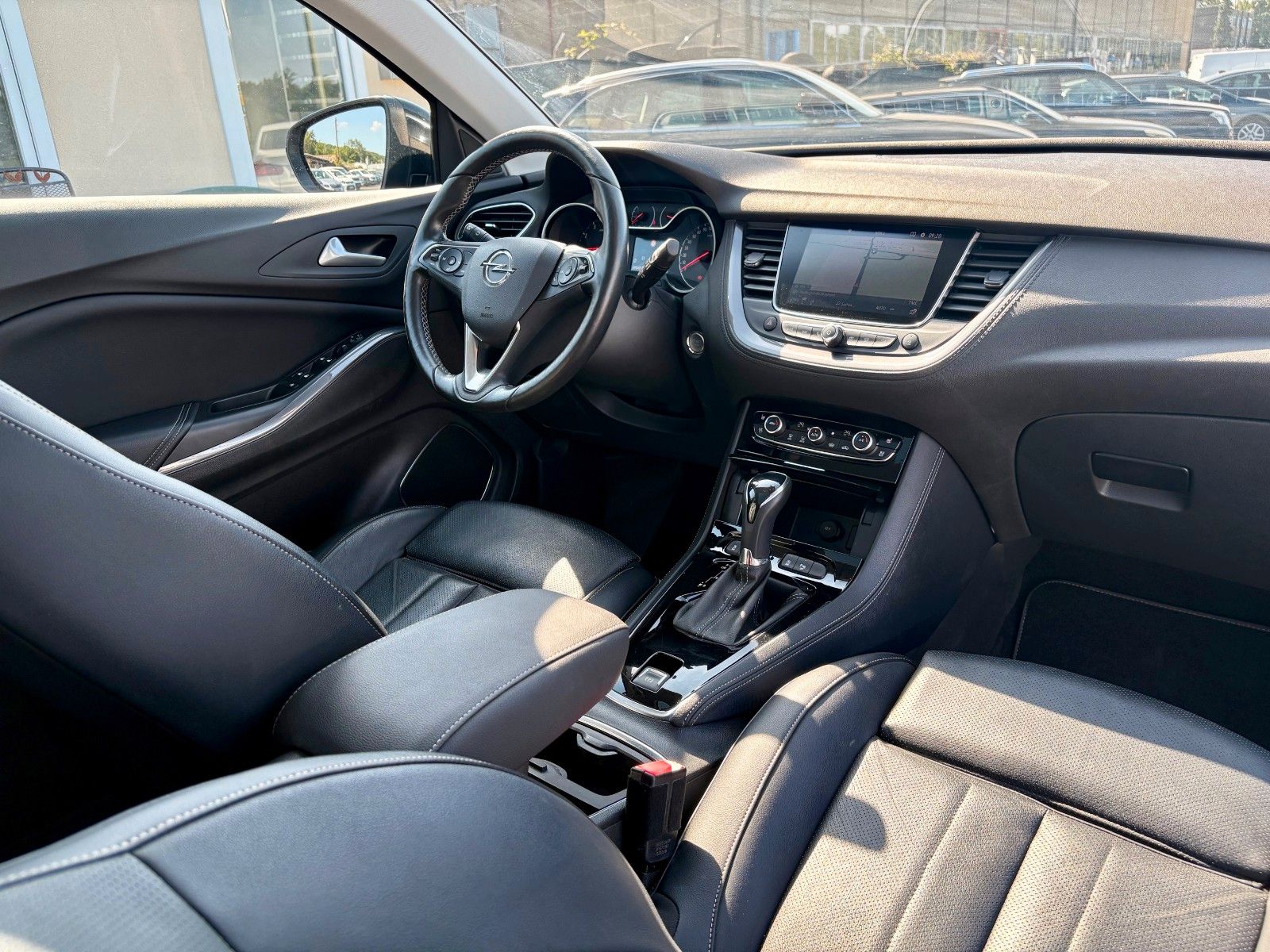 Fahrzeugabbildung Opel Grandland (X) 1.2 Aut. Ultimate Navi Leder Pano