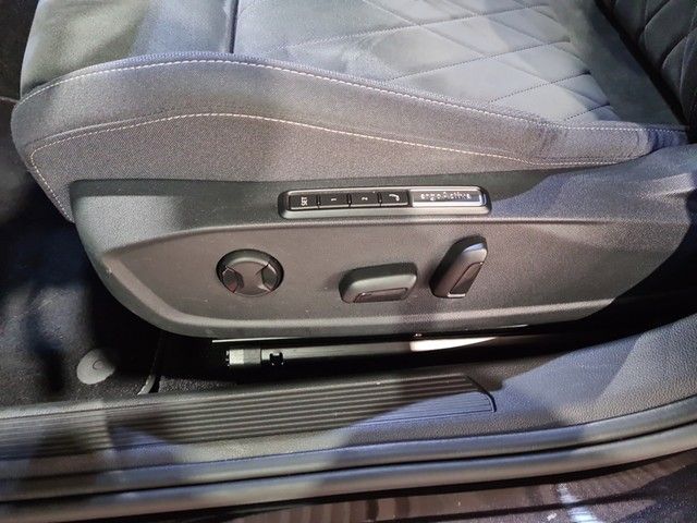 Fahrzeugabbildung Volkswagen Golf VIII Variant TSI Life STH LED Navi AID ACC
