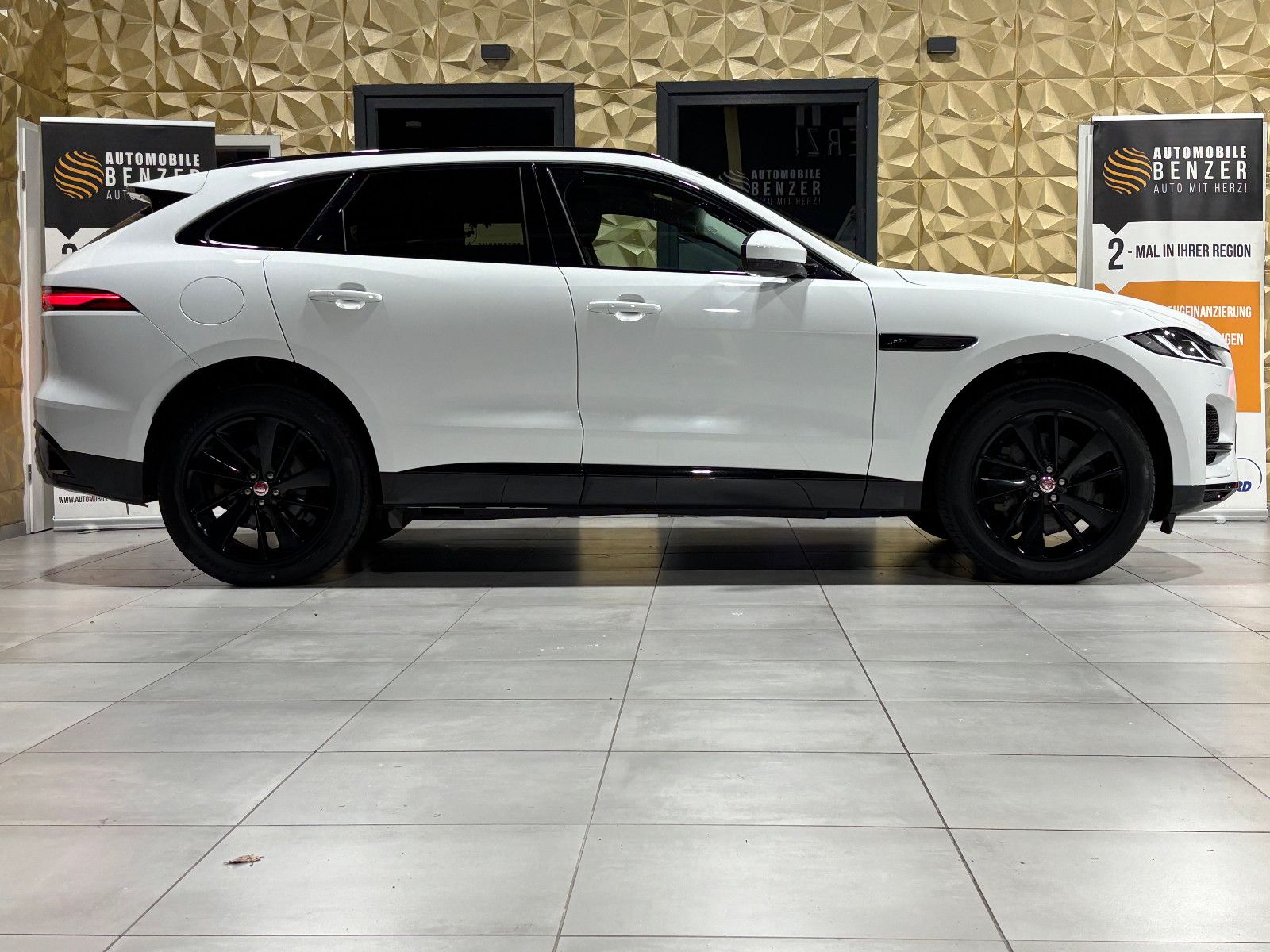 Fahrzeugabbildung Jaguar F-PACE SE AWD/D300KA;ERA/MASSAGE/APPLE/NAVI/KAM