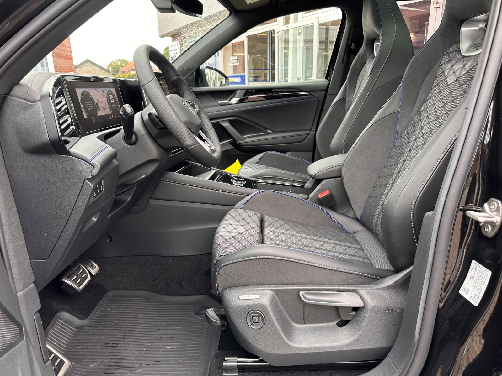 Fahrzeugabbildung Volkswagen Tiguan 2.0 TDI 4M R-Line AHK/Black/Pano/ACC/LED