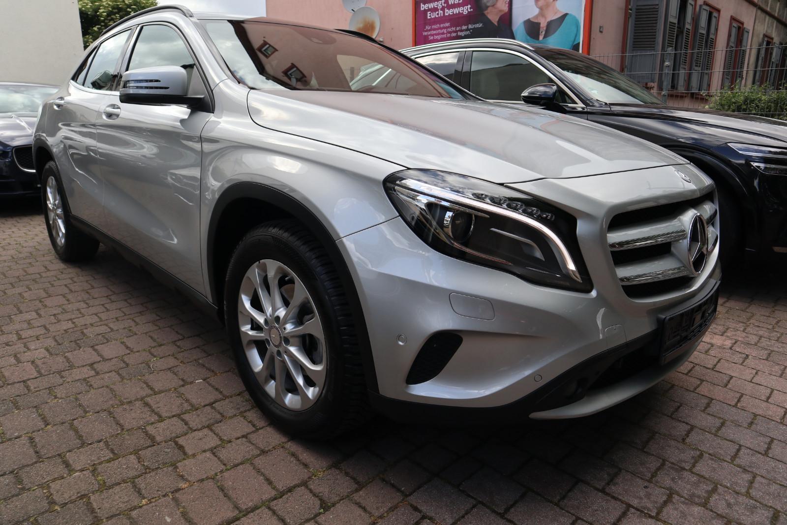 Mercedes-Benz GLA 200 Style Panorama Bi-Xenon Kamera