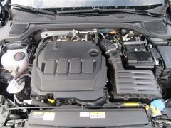 VW Golf VIII Var. 2.0 TDI Life DSG FACELIFT LED Ahk VW Golf VIII Var. 2.0 TDI Life DSG FACELIFT LED Ahk