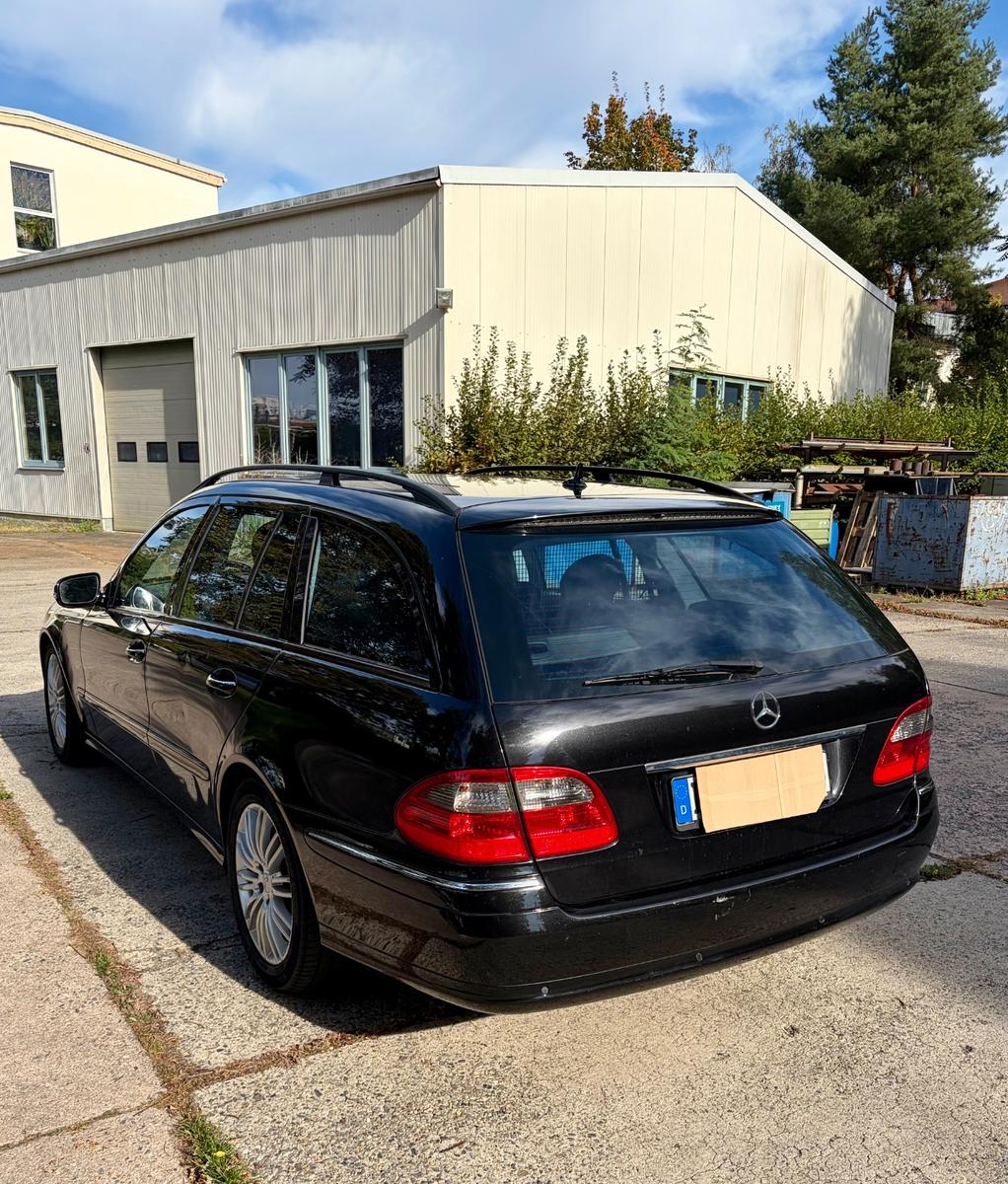 Mercedes-Benz E220 2008 — rear view