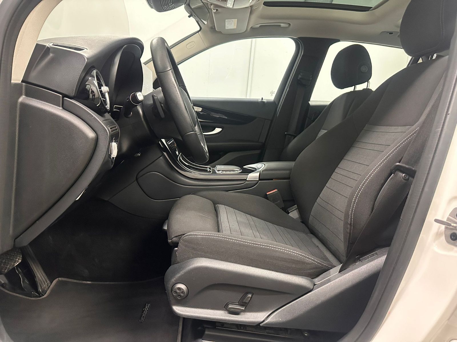 Fahrzeugabbildung Mercedes-Benz GLC 200 d 4MATIC Autom.*PANORAMA*CARPLAY*