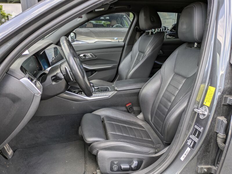 BMW 320i Tour. M Sport Laser. Glasdach. Park.Ass. foto 5