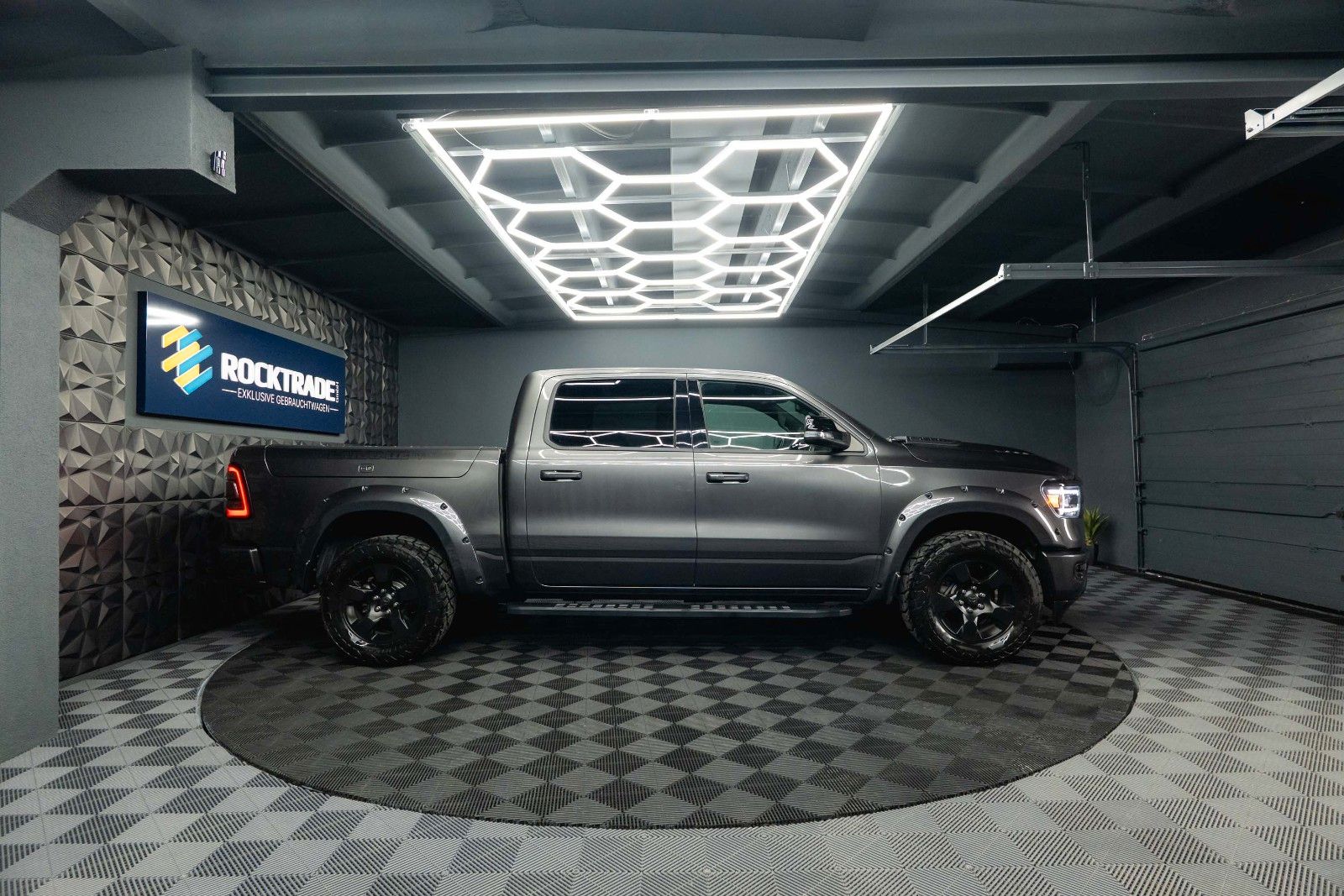 Fahrzeugabbildung Dodge RAM 5.7 V8 HEMI 4x4 NIGHT LARAMIE *RAM BOX*LED*