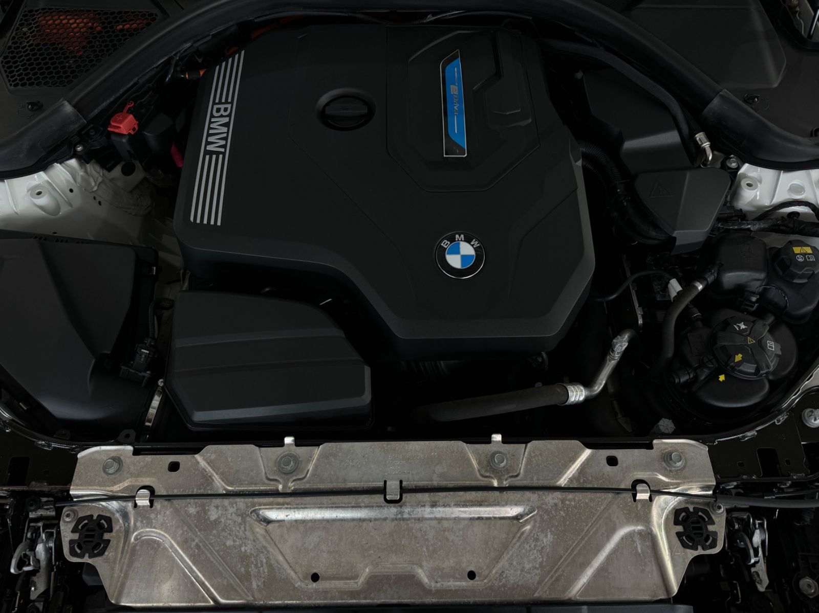 Fahrzeugabbildung BMW 330e Advantage DAB CockPit+ PDC Geschwindigkeit