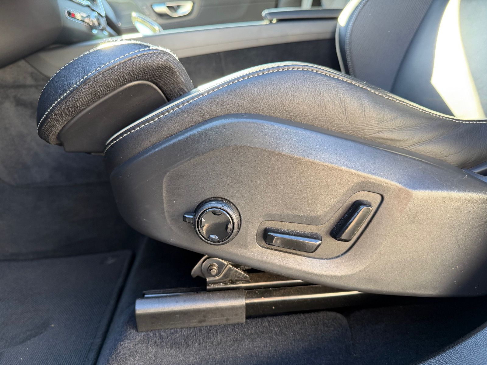 Fahrzeugabbildung Volvo XC60 B4 B Plus Dark*H&K*360°*PANO*AHK*STHZG*