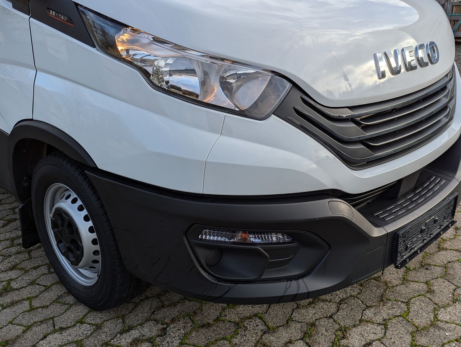 Fahrzeugabbildung Iveco Daily 35S18V4100L 3.0L Dach/Holzboden Kamera Kli