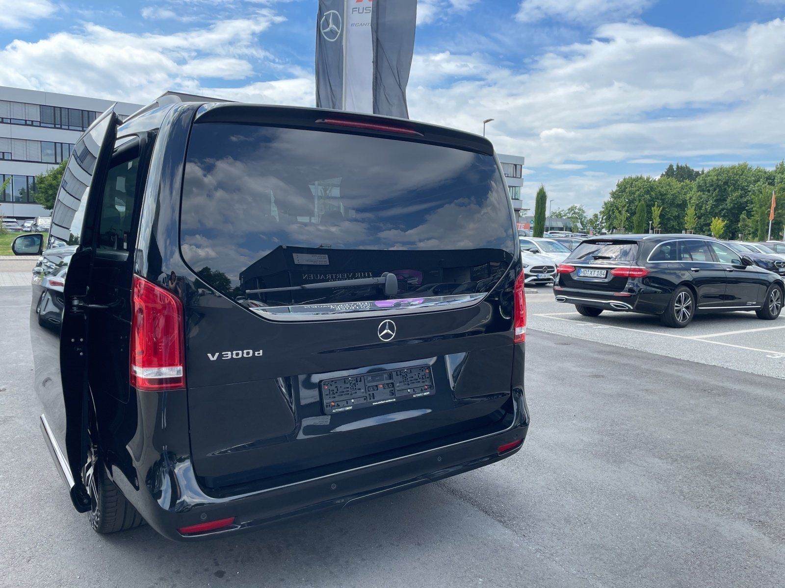 Fahrzeugabbildung Mercedes-Benz V300d L Avantg Edition AMG Pano ILS Burm 360°AHK